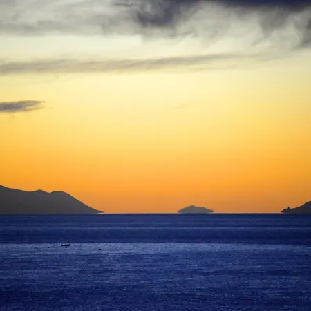 Konukevi Adhara Tropea