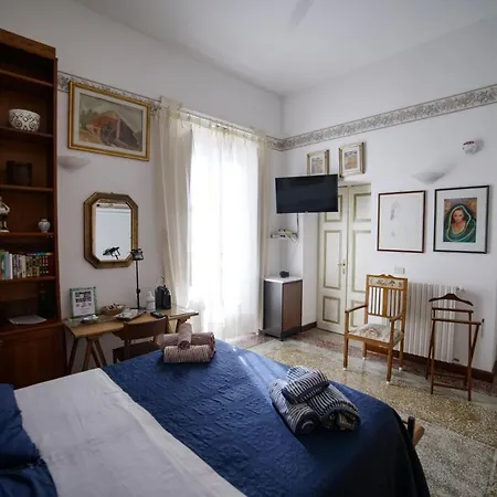 Camera Adhara Guest house *