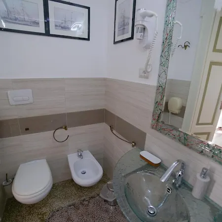 Camera Adhara Guest house