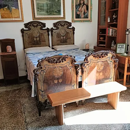 Camera Adhara Guest house *