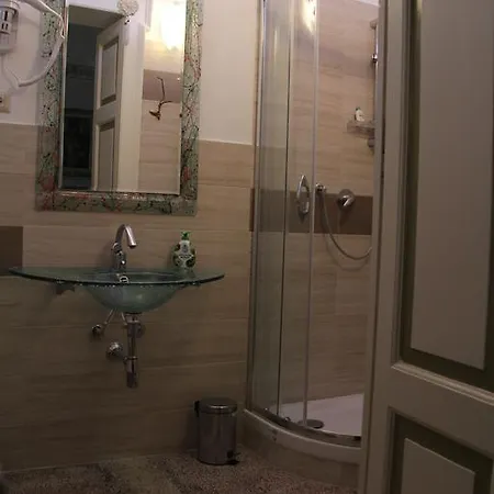 Camera Adhara Guest house