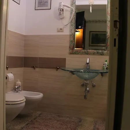 Camera Adhara Guest house