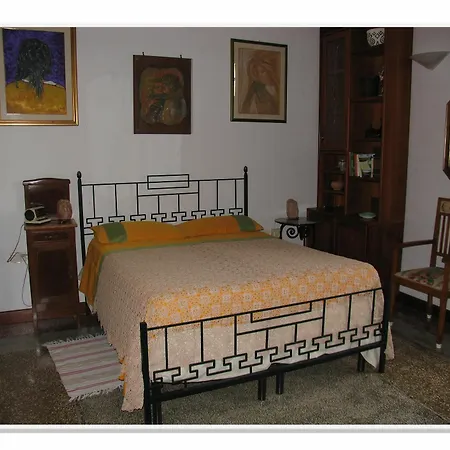 Camera Adhara Guest house