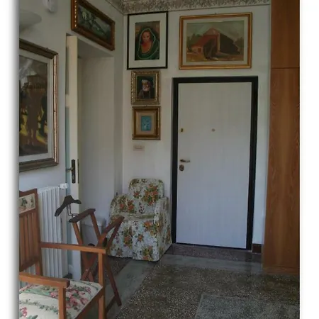 Camera Adhara Guest house