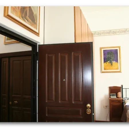 Camera Adhara Guest house
